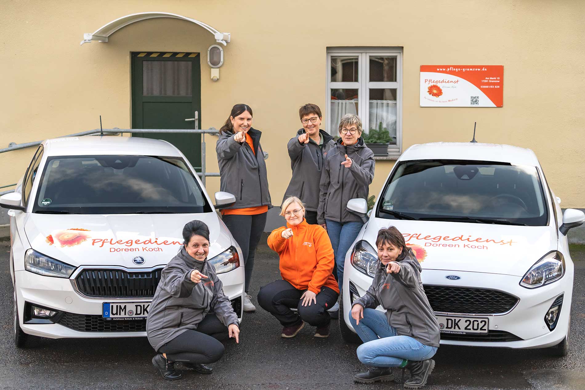 Mitarbeiter mit PKW auf Vorplatz des Pflegedienstes Koch in Gramzow